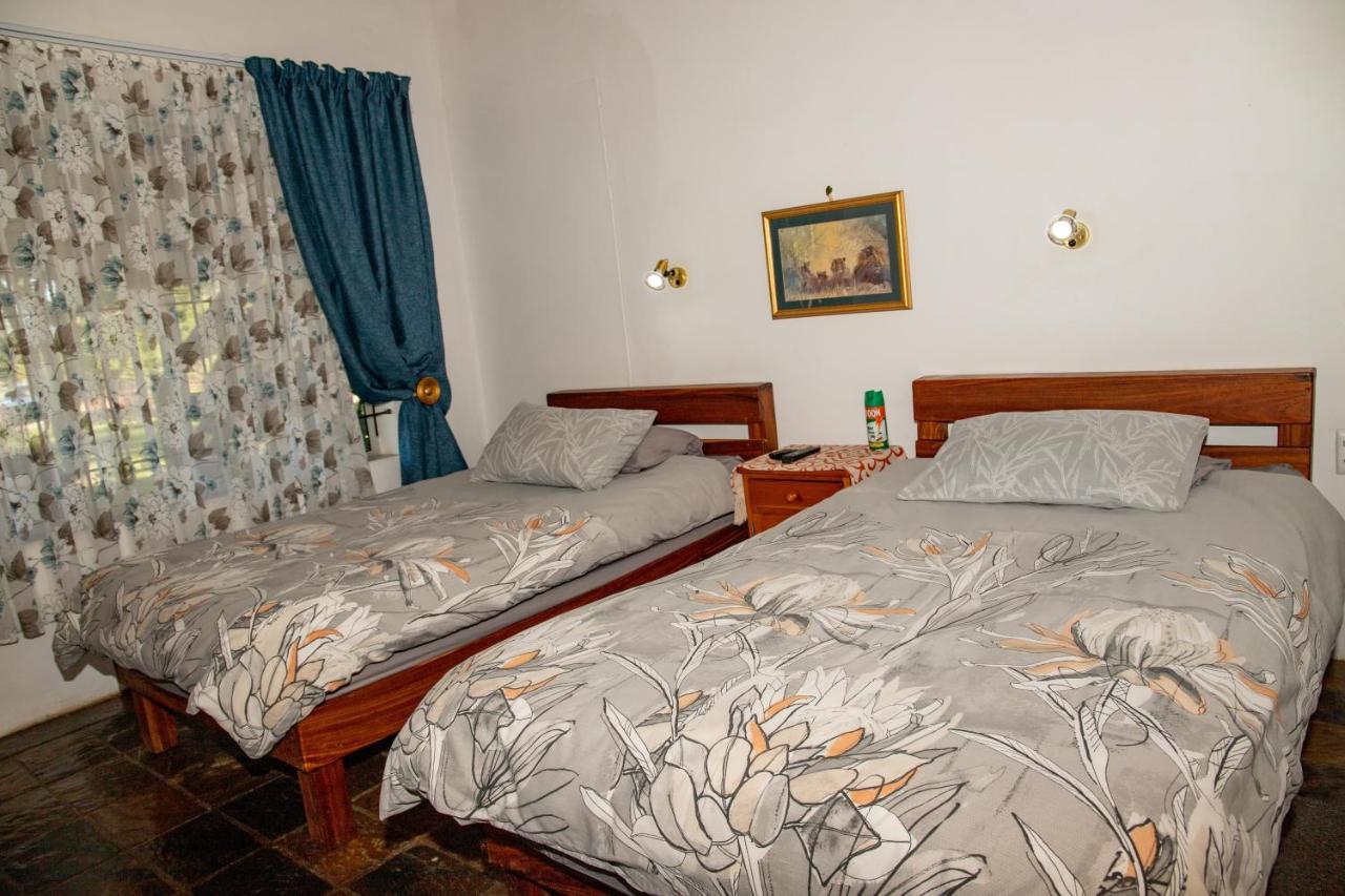 Lion'S Den Guesthouse Otjiwarongo Exterior foto