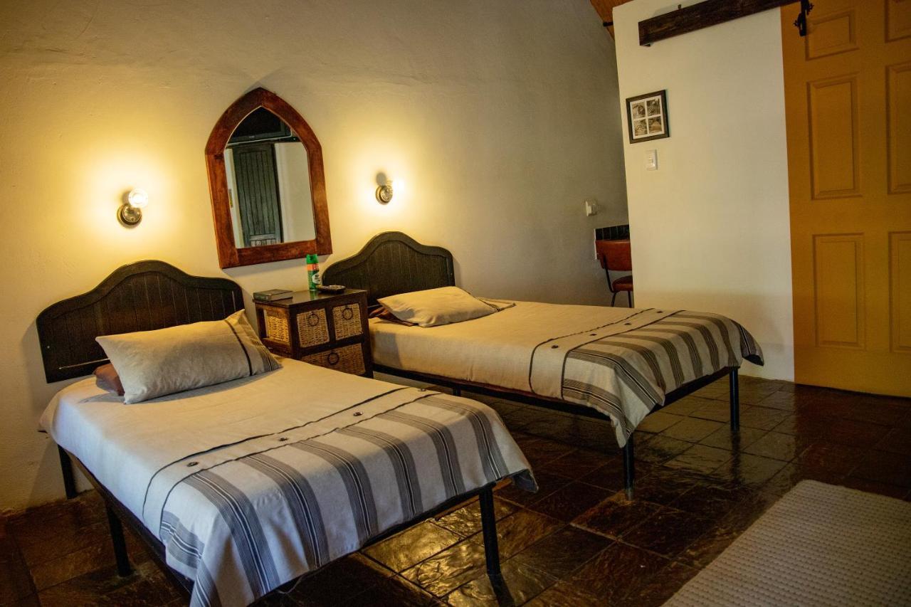 Lion'S Den Guesthouse Otjiwarongo Exterior foto