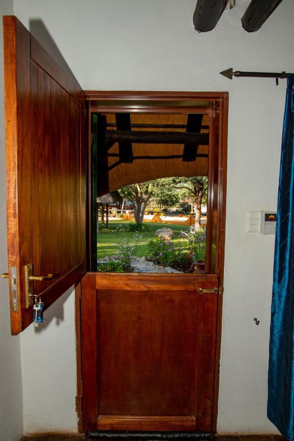 Lion'S Den Guesthouse Otjiwarongo Exterior foto